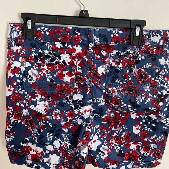 Womens shorts - Picture 3 of 3